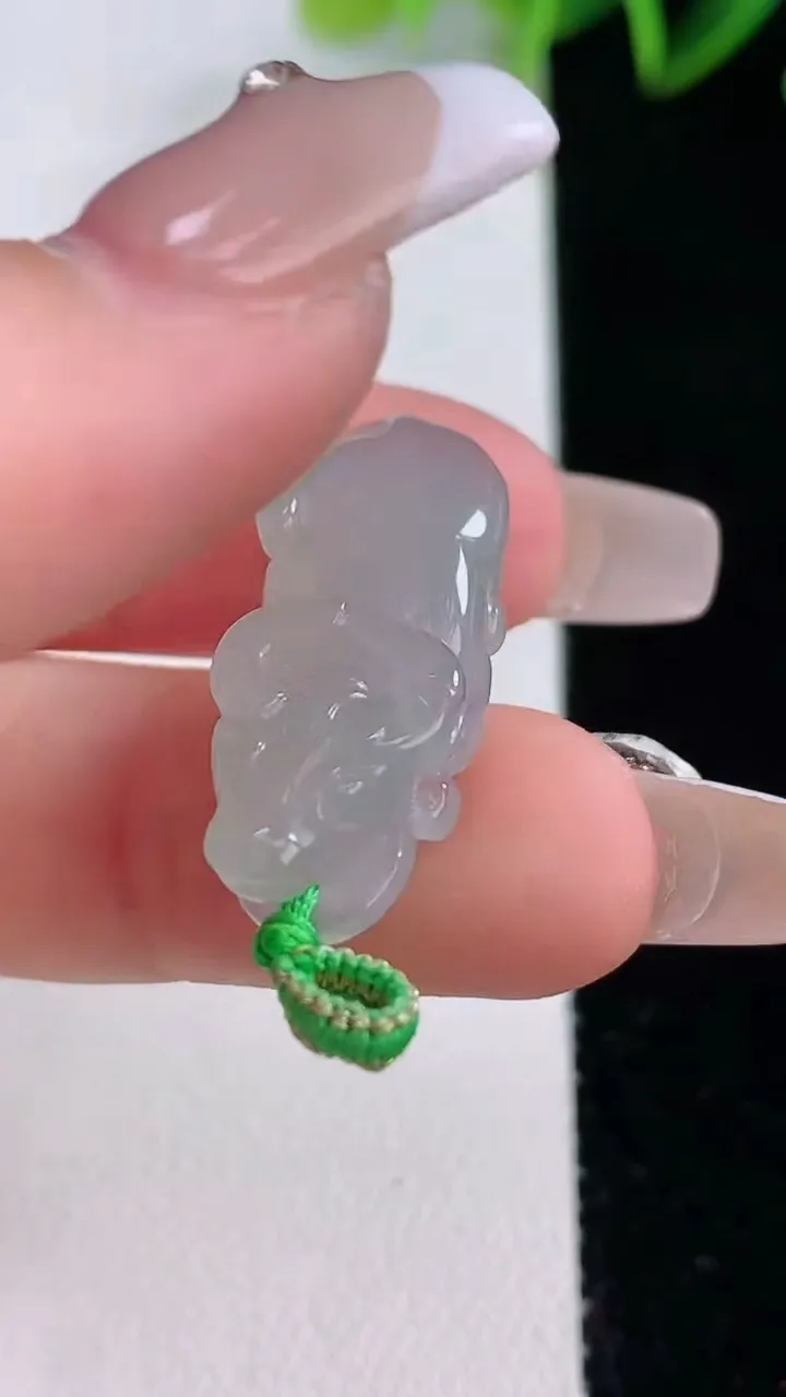 天然A货翡翠生肖牛吊坠，尺寸27-11-5.8，重量:4.14g
12月22日