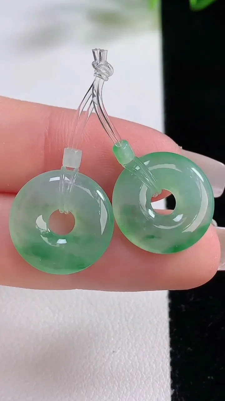 天然A货翡翠平安环吊坠一对，尺寸16-3.5，重量:3.97g
12月22日