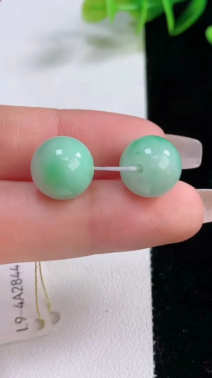 天然A货翡翠圆珠吊坠一对，尺寸12，重量:6.48g
12月22日