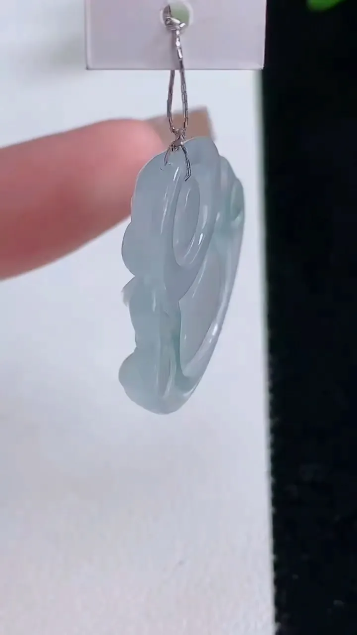 天然A货翡翠冰种飘花佛公吊坠，尺寸23.4-28-5.9，重量:5.68g
12月22日