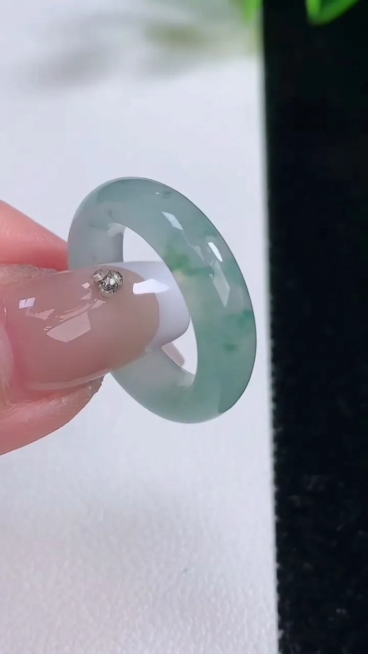天然A货翡翠冰种飘花指环戒指，尺寸16.4-5.6-4，重量:4.03g2025年12月22日
工厂直销收藏佳品,种好水足，色泽均匀，有种有色，上手高大气！