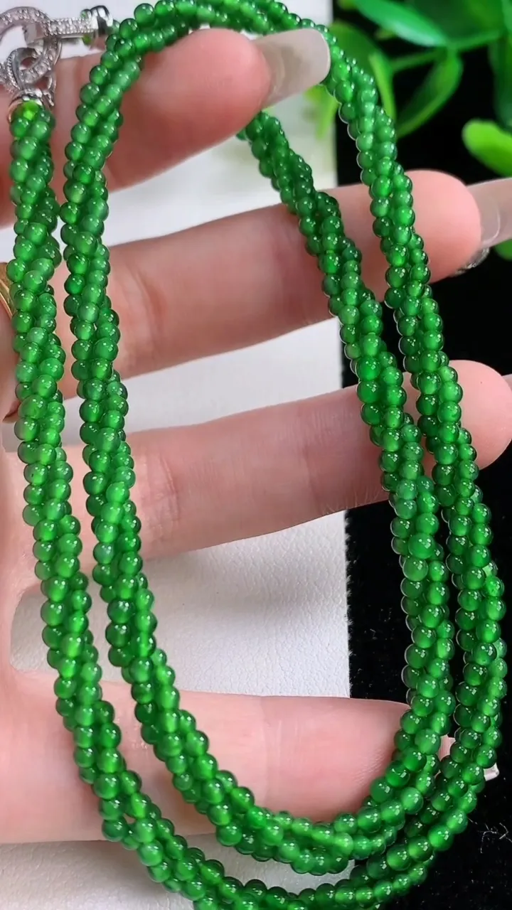 天然A货翡翠小米珠三排项链，尺寸2.3，重量:16.00g12月22日
工厂直销收藏佳品,种好水足，色泽均匀，有种有色，上手高大气！