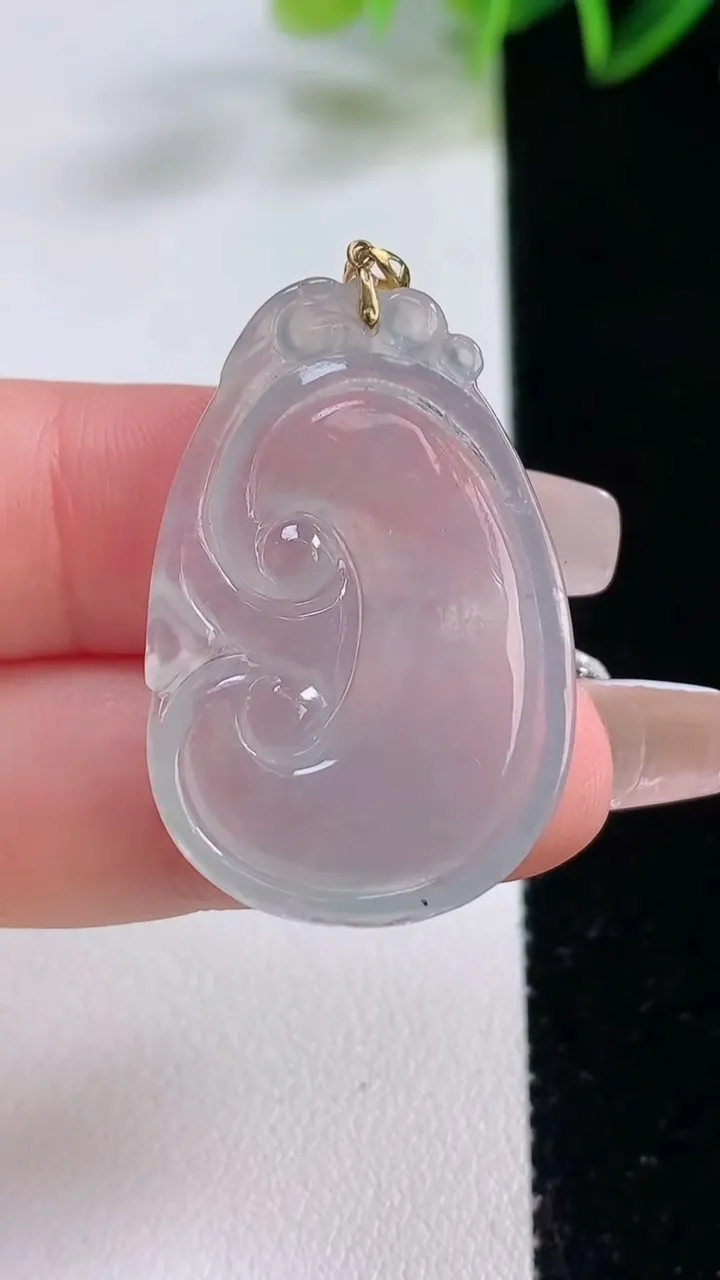 天然A货翡翠种白冰如意吊坠，尺寸33-21.6-4.6，重量:5.89g
12月22日