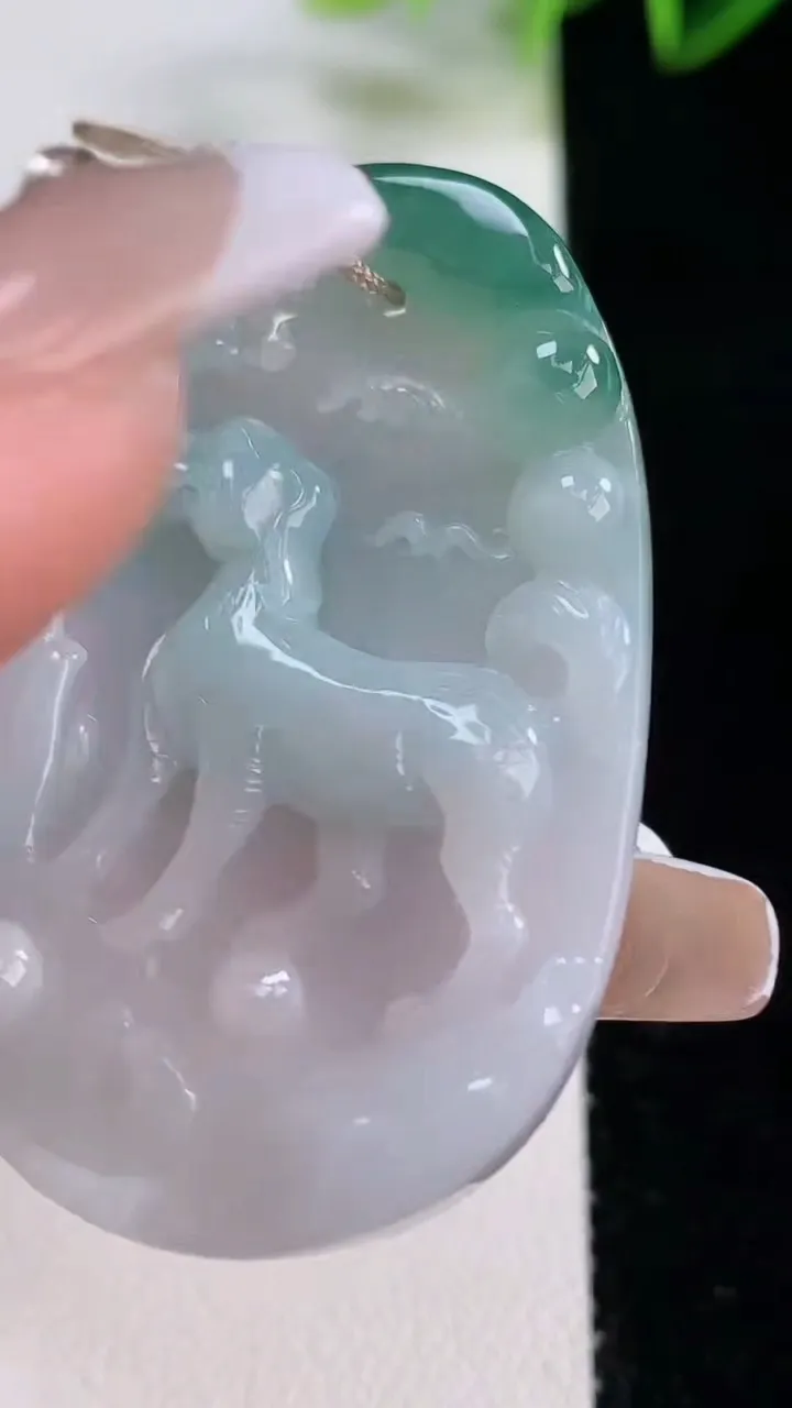 天然A货翡翠飘花生肖狗吊坠，尺寸47.2-29.2-4.5，重量:15.29g
12月22日