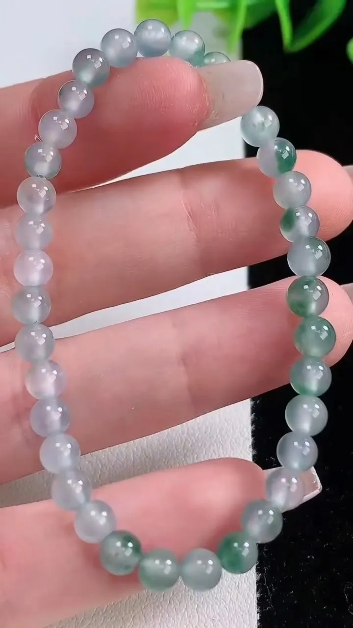 天然A货翡翠种飘花圆珠手串，尺寸4.6-35颗，重量:6.75g12月22日
工厂直销收藏佳品,种好水足，色泽均匀，有种有色，上手高大气！