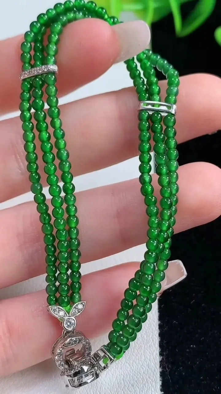 天然A货翡翠小米珠三排手串，尺寸2.2，重量:7.06g12月22日
工厂直销收藏佳品,种好水足，色泽均匀，有种有色，上手高大气！