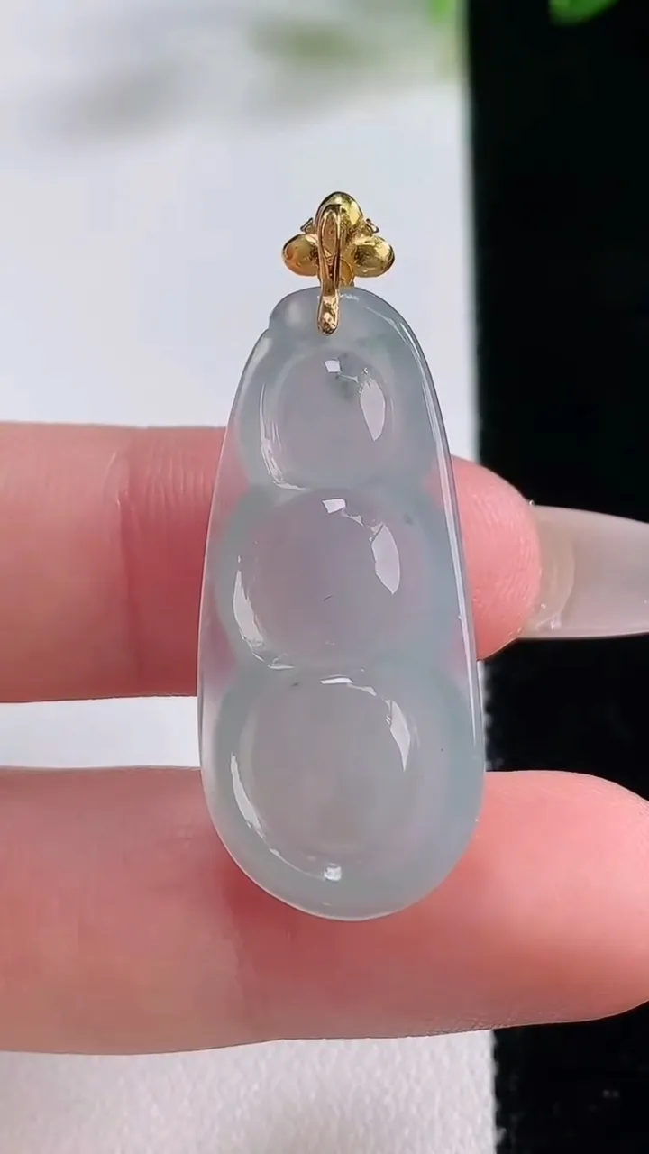 天然A货翡翠种飘花福豆吊坠，尺寸31.7-14.8-6.3，重量:5.32g
12月22日