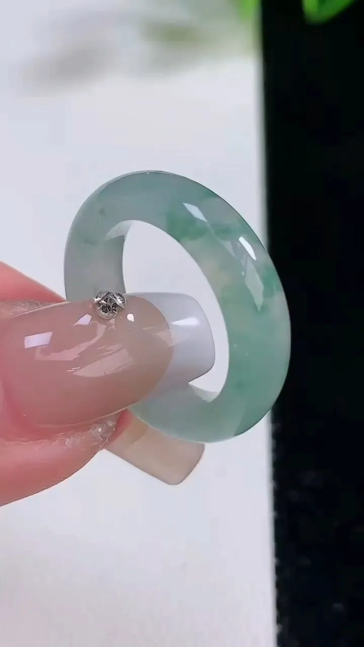 天然A货翡翠冰种飘花指环戒指，尺寸16.4-5.6-4，重量:4.03g2025年12月22日
工厂