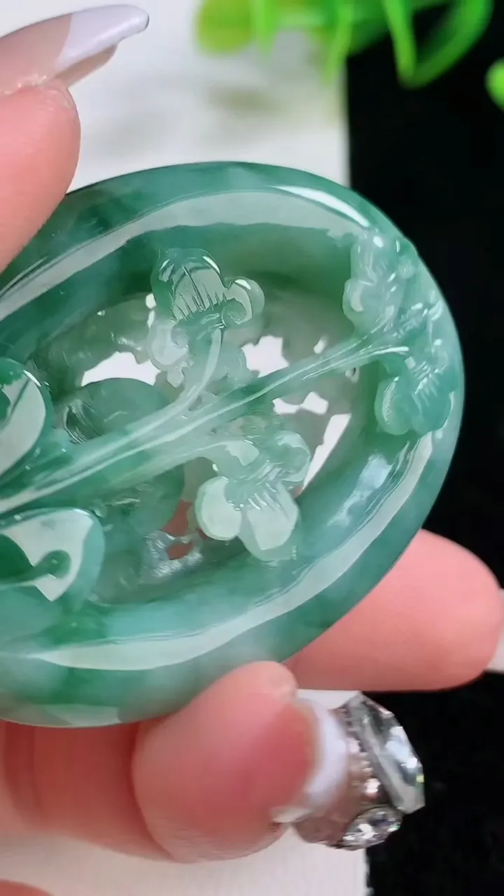 天然A货翡翠飘花无相佛吊坠，尺寸50.6-37.4-13，重量:31.32g
12月22日