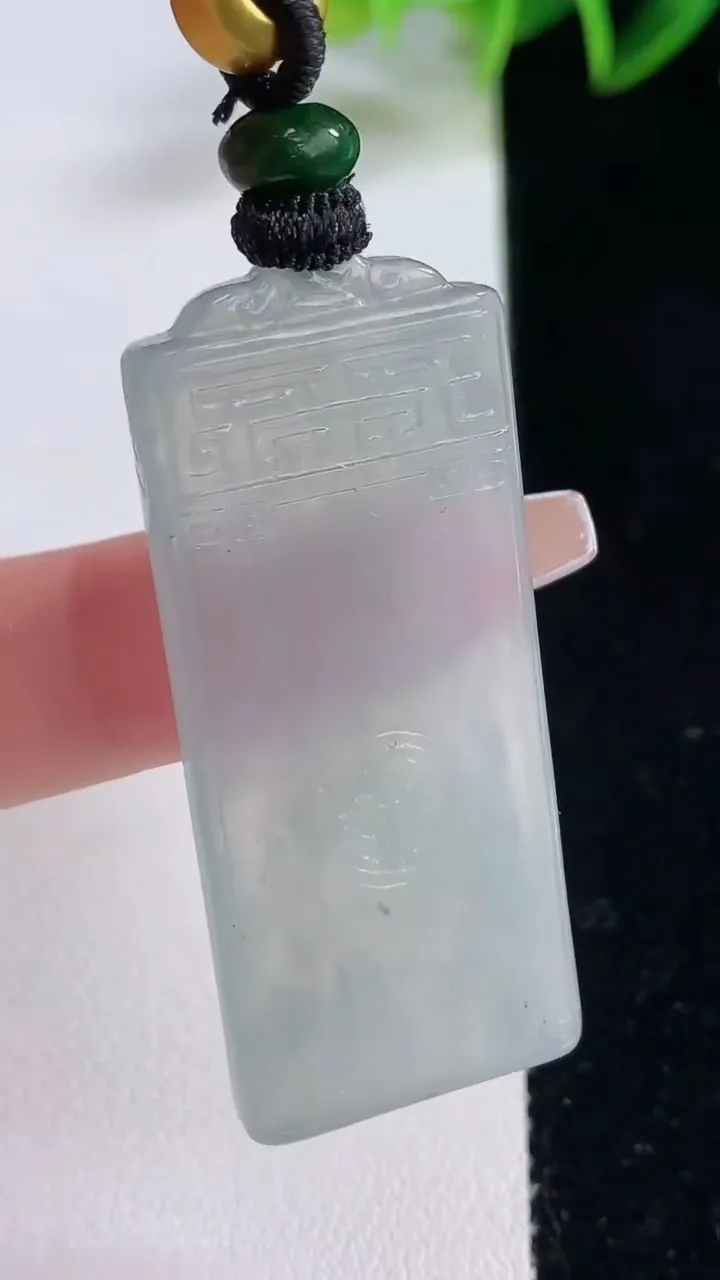 天然A货翡翠仿古无事牌吊坠，尺寸46.2-20-5，重量:18.82g
12月22日