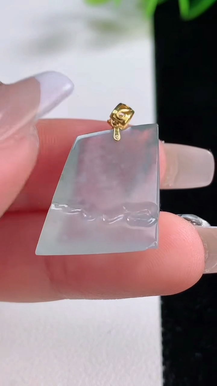 天然A货翡翠种飘花原石吊坠，尺寸19.4-16.8-8，重量:5.13g
12月22日