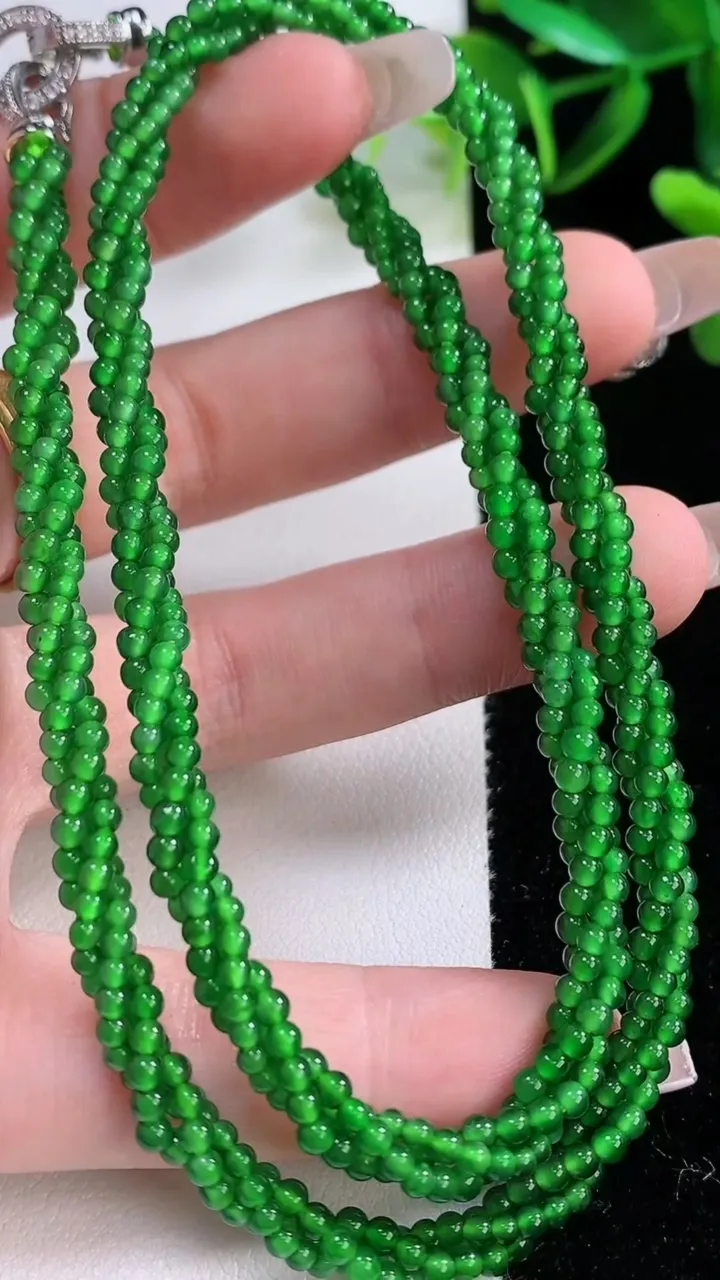 天然A货翡翠小米珠三排项链，尺寸2.3，重量:16.00g12月22日
工厂直销收藏佳品,种好水足，色泽均匀，有种有色，上手高大气！
