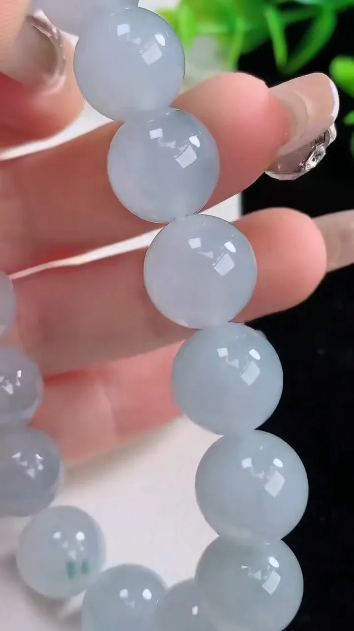 天然A货翡翠种飘花圆珠手串，尺寸12.3，重:55.14g12月22日
工厂直销收藏佳品,种好水足，色泽均匀，有种有色，上手高大气！