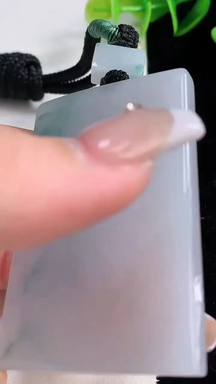 天然A货翡翠冰种飘花无事牌吊坠，尺寸61.3-40.8-6.3，重量:57.91g
12月22日