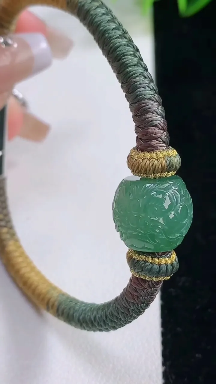 天然A货翡翠雕花路路通手绳，尺寸13.3-11，重量:11.09g
12月22日