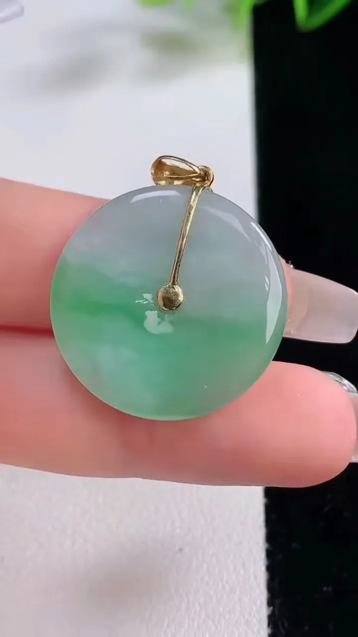 天然A货翡翠平安扣吊坠，尺寸24.5-3.2，重量:5.17g
12月22日