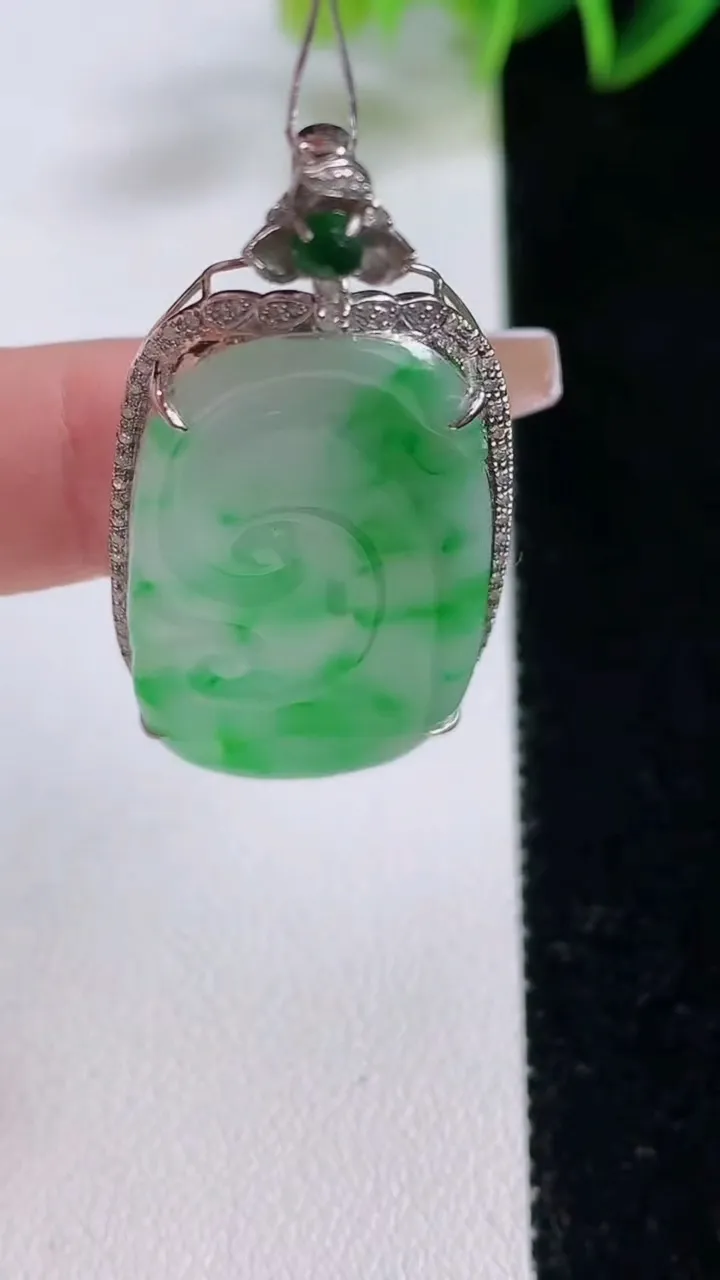 天然A货翡翠如意吊坠，尺寸47-21-5.9，裸石36-19重量:5.48g
12月22日