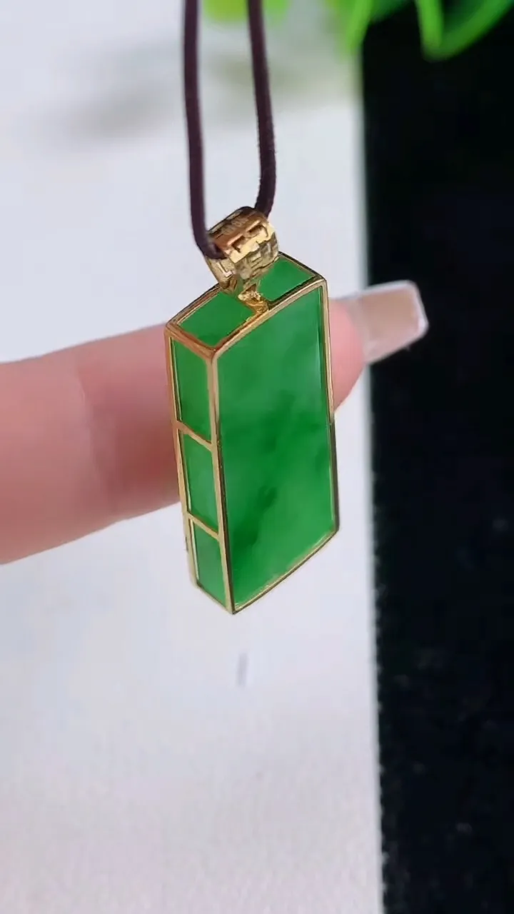 天然A货翡翠无事牌吊坠，尺寸26.2-10.8-4，重量:3.83g
12月22日