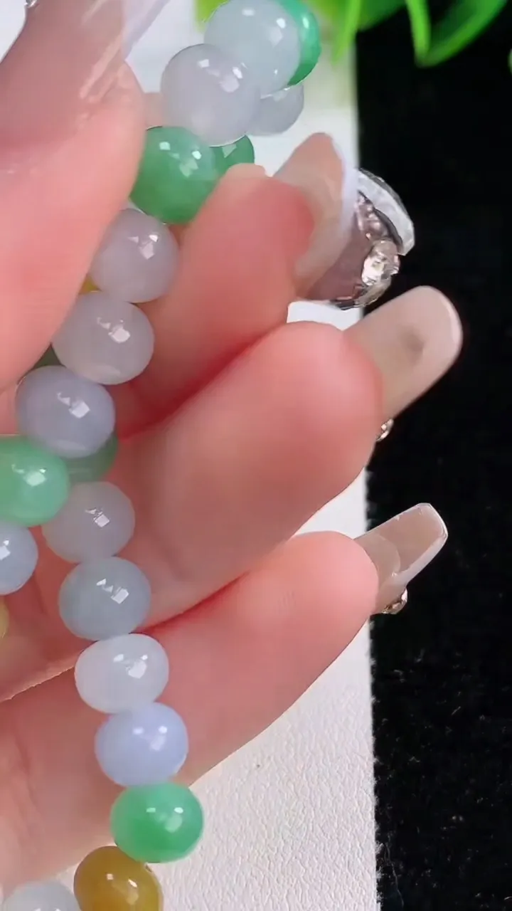 天然A货翡翠三彩算盘珠手串，尺寸4.3-6-28颗，重量:16.53g12月22日
工厂直销收藏佳品,种好水足，色泽均匀，有种有色，上手高大气！