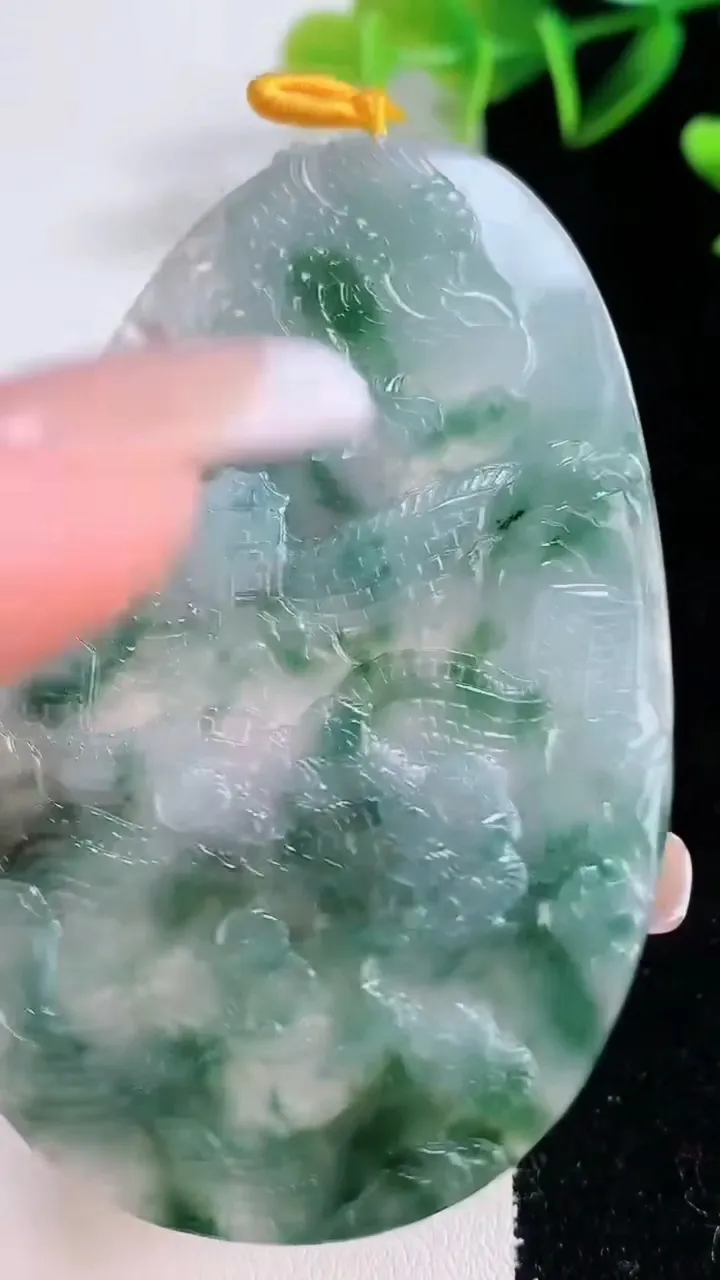 天然A货翡翠牌吊坠，尺寸69.7-44.8-4，重量:25.78g
12月22日