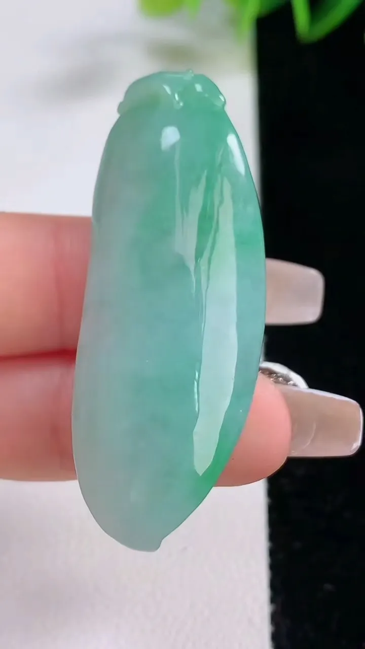 天然A货翡翠福瓜吊坠，尺寸48-17.3-11.8，重量:17.24g
12月22日