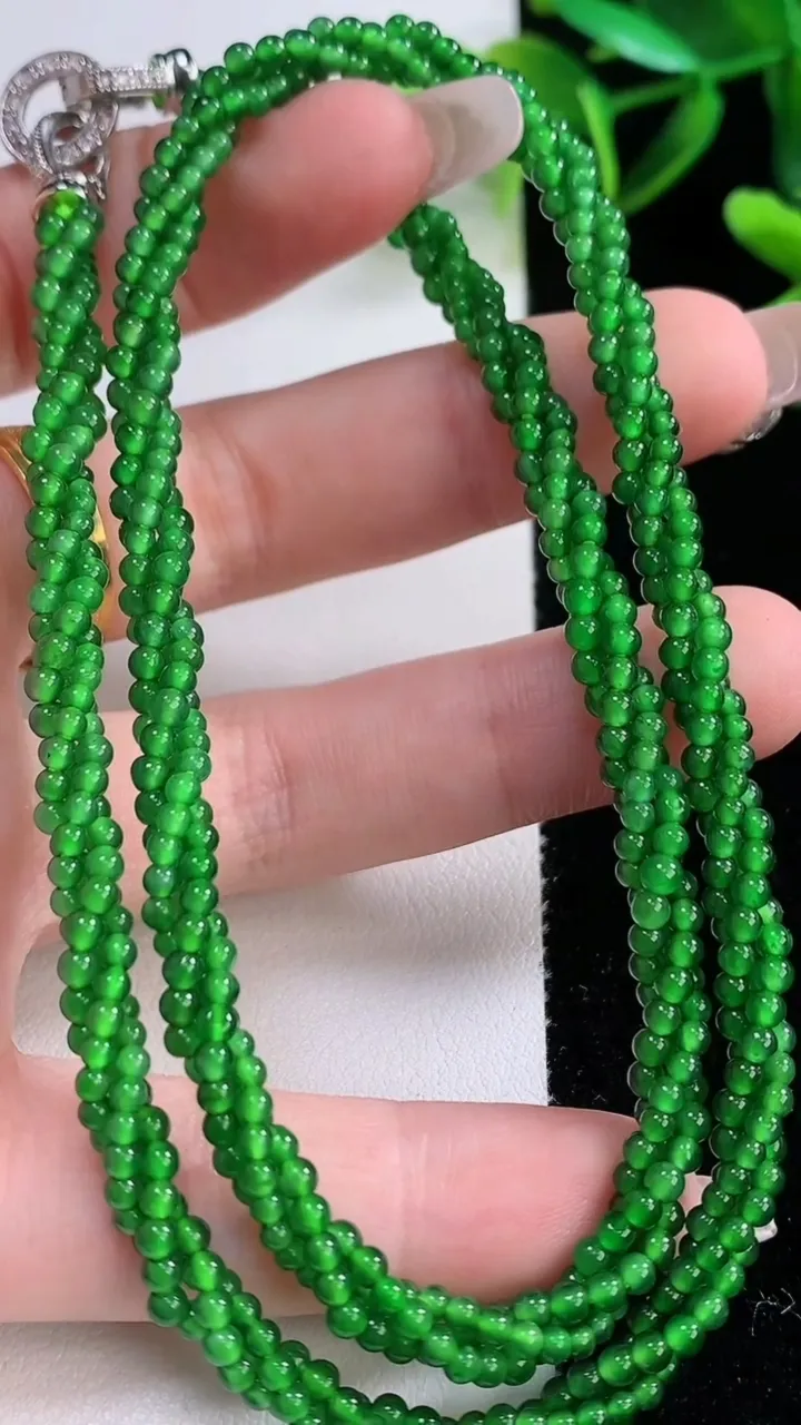 天然A货翡翠小米珠三排项链，尺寸2.3，重量:16.00g12月22日
工厂直销收藏佳品,种好水足，色泽均匀，有种有色，上手高大气！