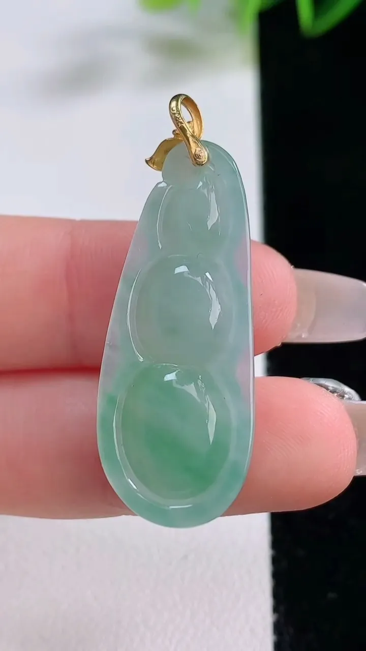 天然A货翡翠福豆吊坠，尺寸36.4-14-6.2，重量:5.60g
12月22日