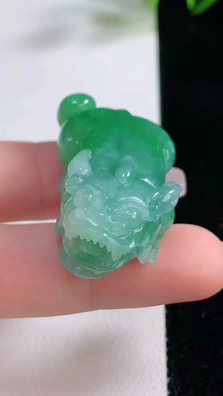 天然A货翡翠貔貅吊坠，尺寸40-21-12，重:20.82g
12月22日