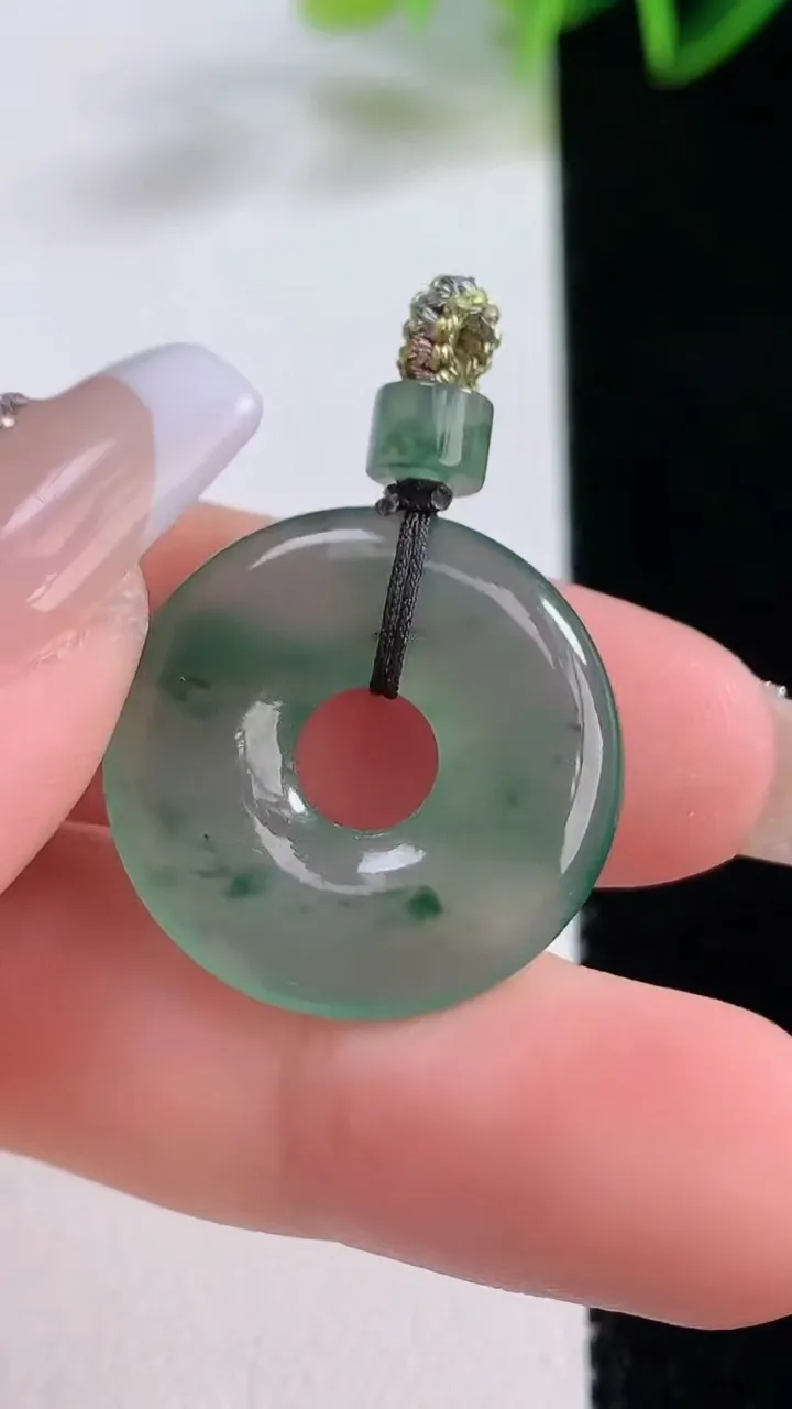 天然A货翡翠飘花平安环吊坠，尺寸22.8-3.5，重量:4.00g
12月22日