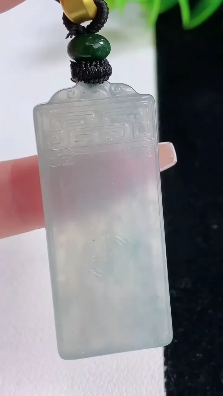 天然A货翡翠仿古无事牌吊坠，尺寸46.2-20-5，重量:18.82g
12月22日