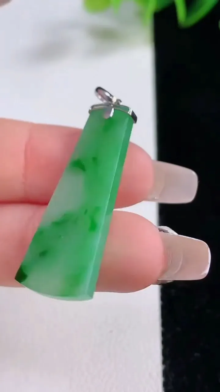 天然A货翡翠无事牌吊坠，尺寸34.5-13.5-2.4，重量:3.45g
12月22日
