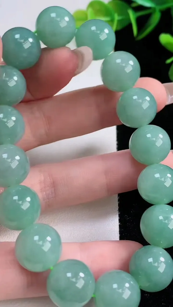 天然A货翡翠圆珠手串，尺寸12.7-16颗，重:56.61g12月22日
工厂直销收藏佳品,种好水足