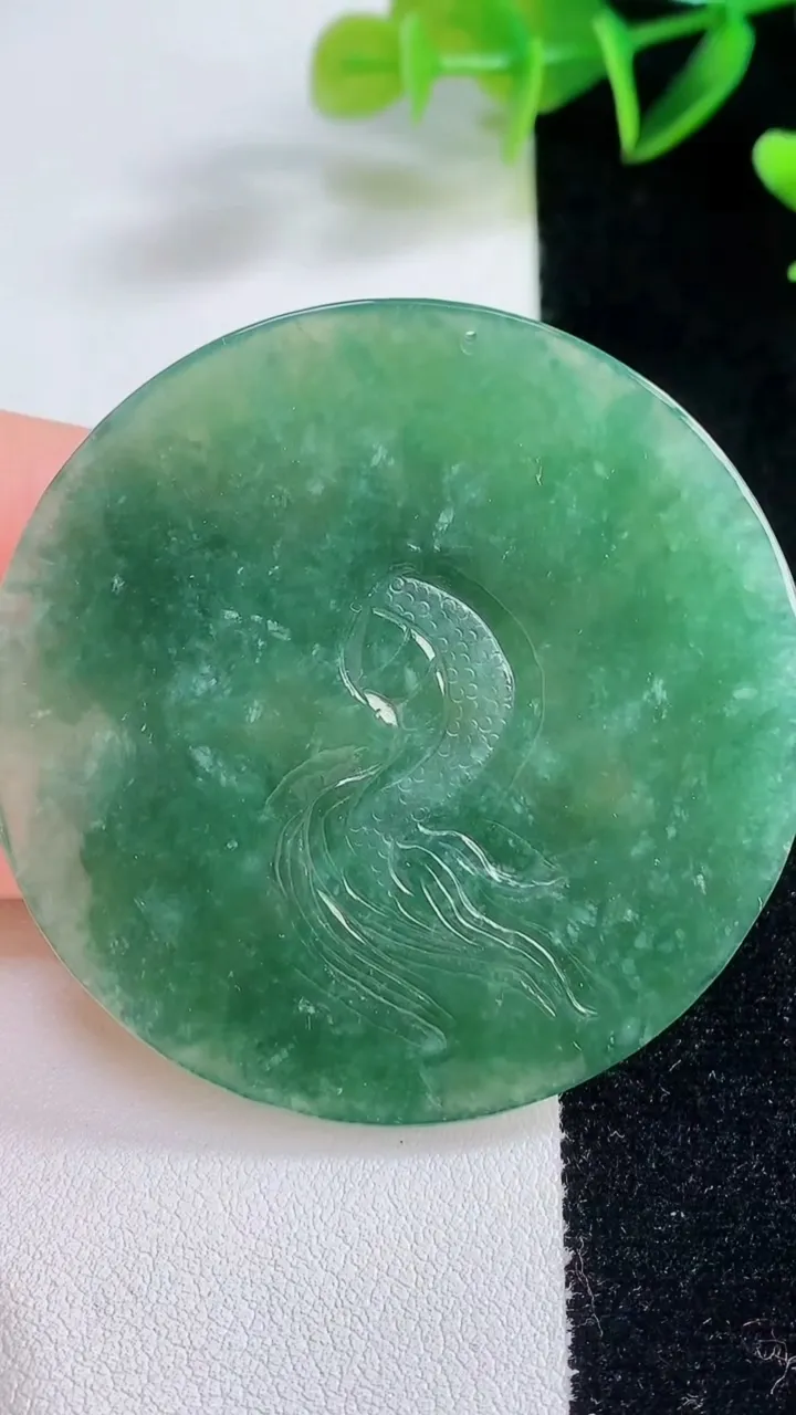 天然A货翡翠龙牌吊坠，尺寸54-4.9，重量:32.87g
12月22日