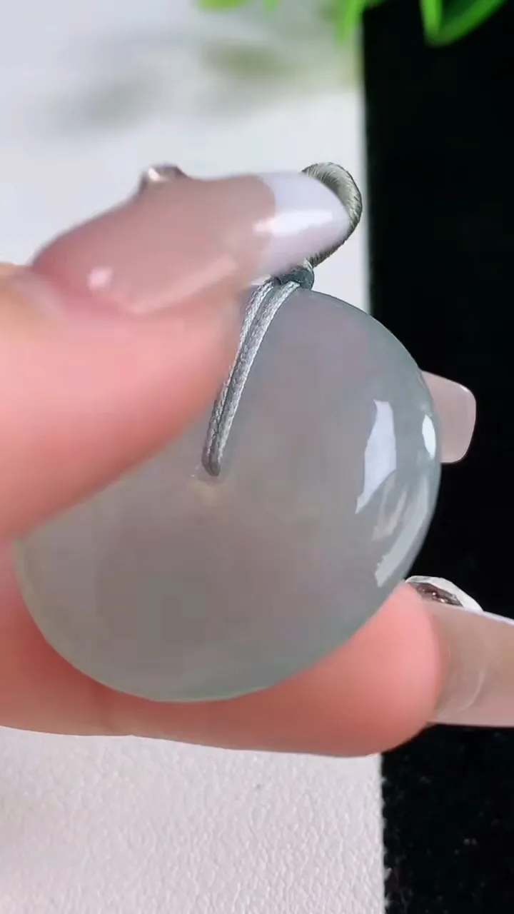 天然A货翡翠平安扣吊坠，尺寸30.4-4.7，重量:9.73g
12月22日