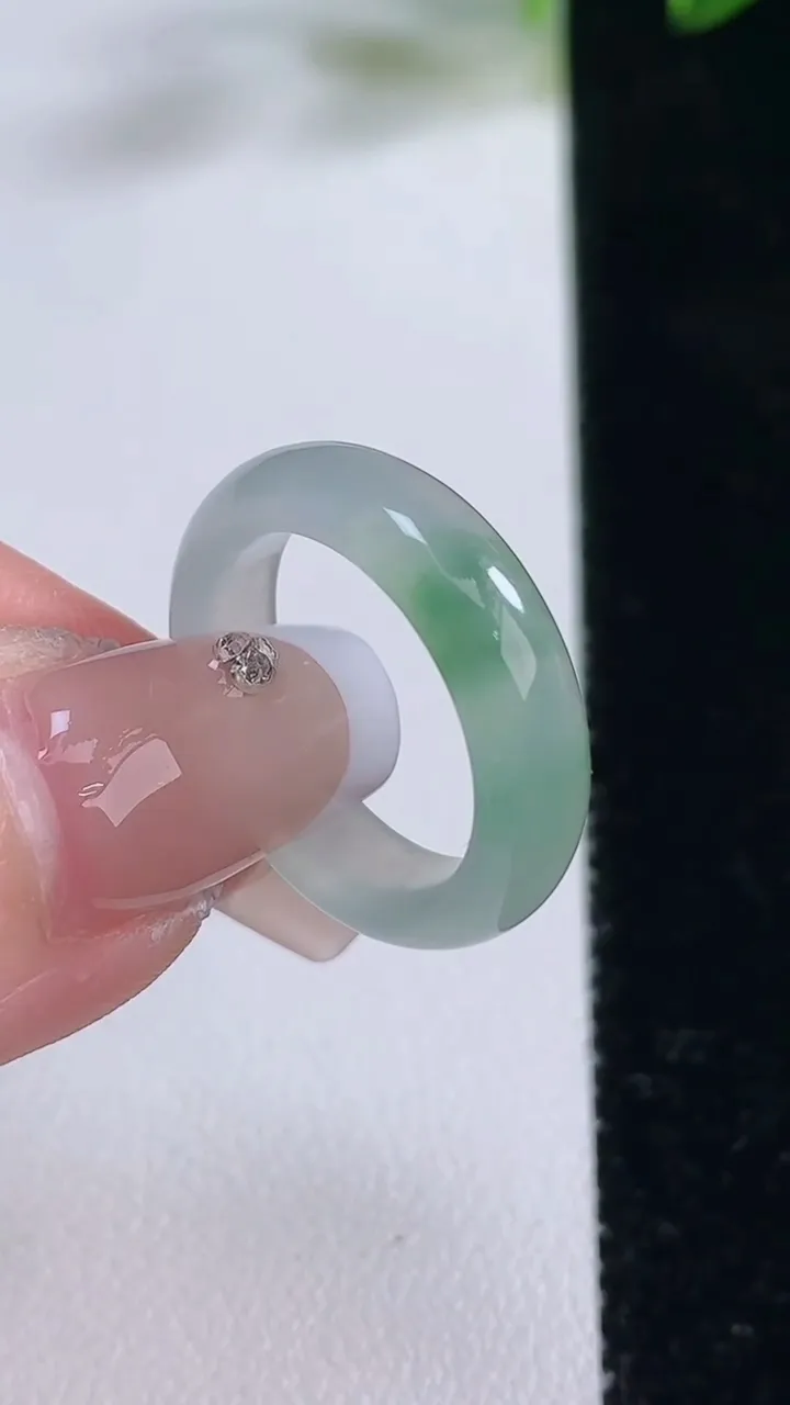 天然A货翡翠指环戒指，尺寸16.5-5-3，重量:3.17g2025年12月22日
工厂直销收藏佳品,种好水足，色泽均匀，有种有色，上手高大气！