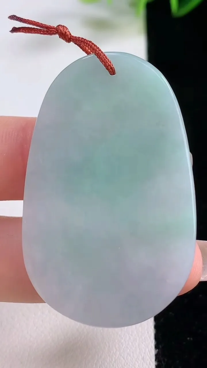 天然A货翡翠生肖猪吊坠，尺寸46.7-29.7-5.5，重量:14.41g
12月22日