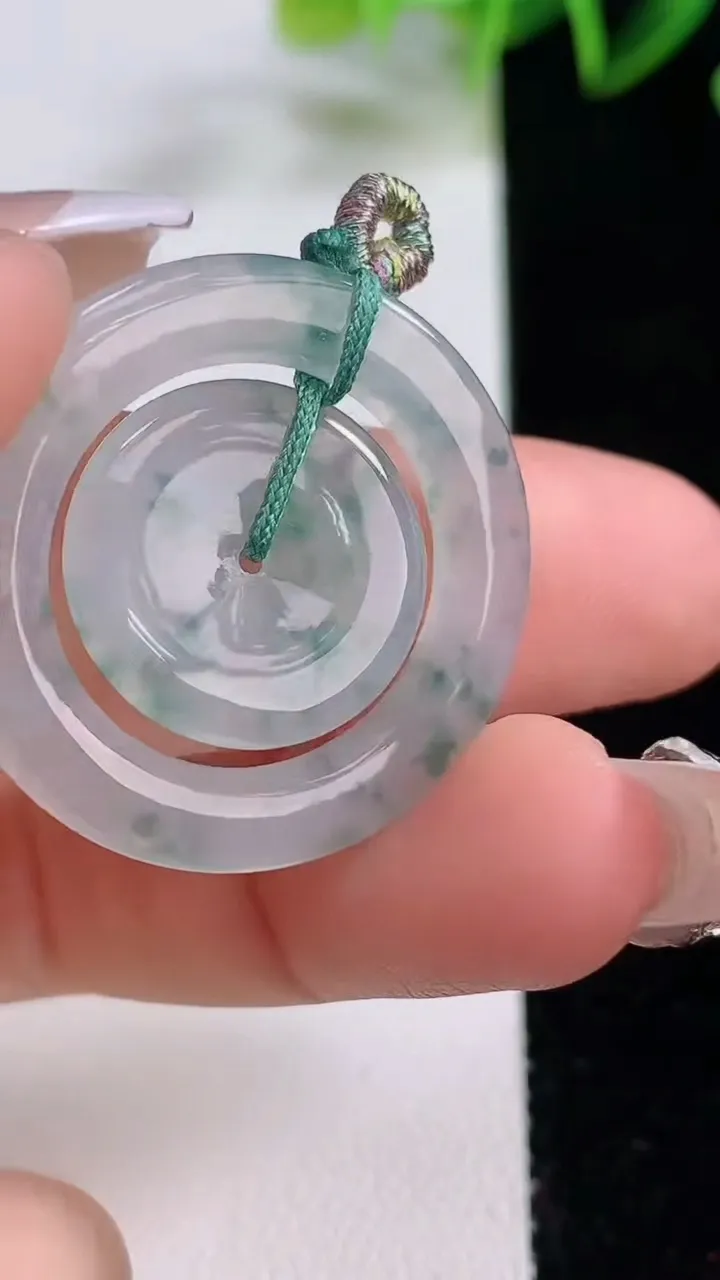 天然A货翡翠冰种飘花母子平安扣吊坠，尺寸28.4-3，重量:5.22g
12月22日