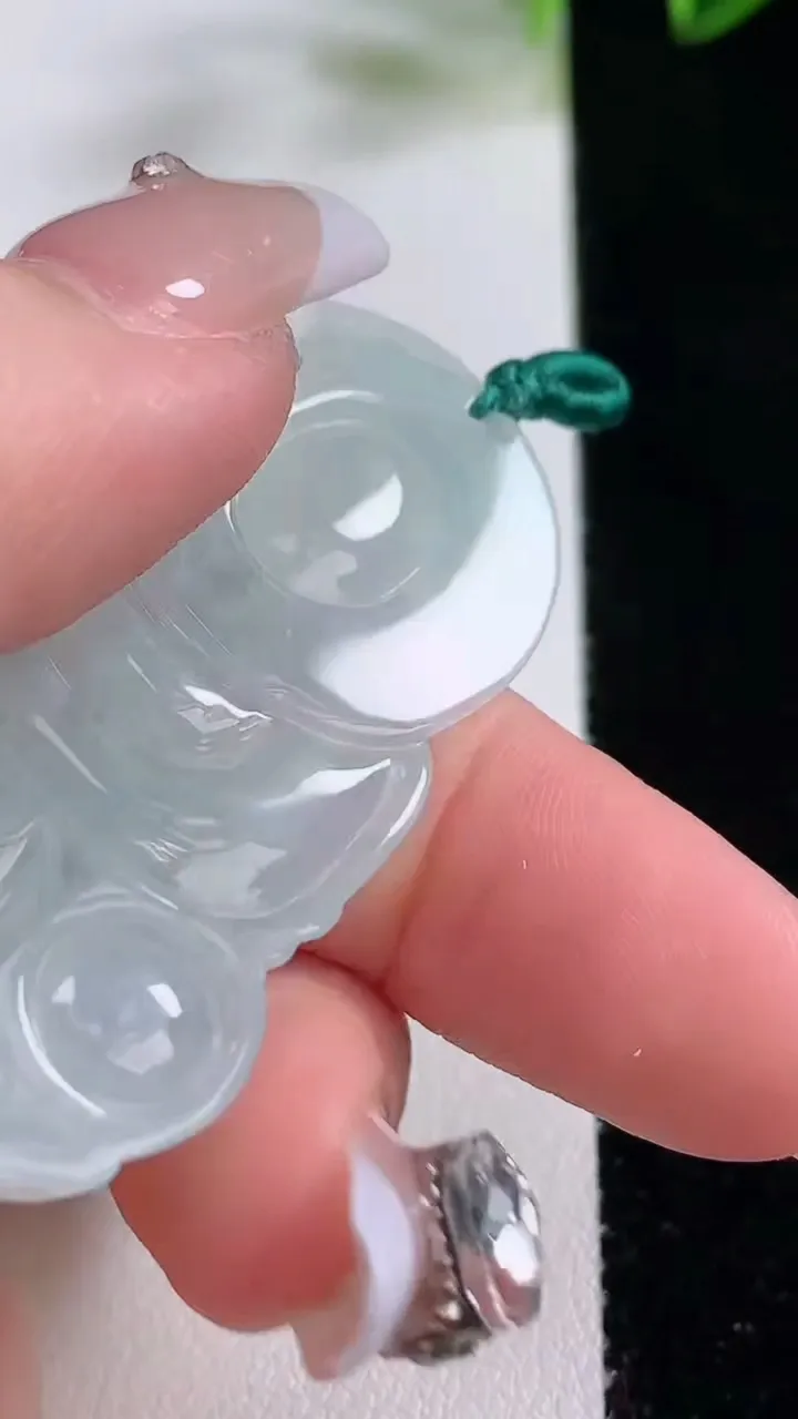 天然A货翡翠观音菩萨吊坠，尺寸49.7-34.2-4.7，重量:13.94g
12月22日