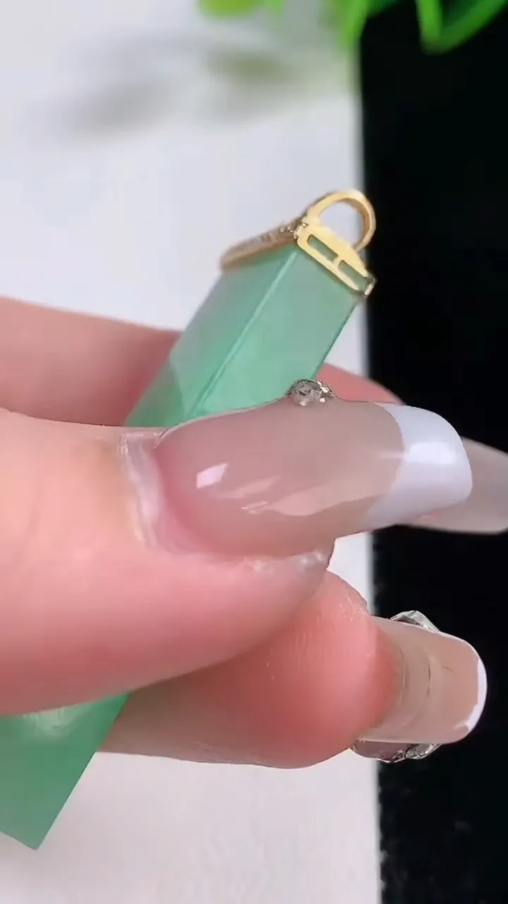 天然A货翡翠无事牌吊坠，尺寸45-12.4-6.9，重量:13.43g
12月22日