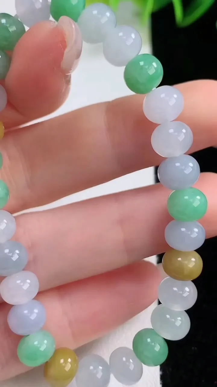 天然A货翡翠三彩算盘珠手串，尺寸4.3-6-28颗，重量:16.53g12月22日
工厂直销收藏佳品,种好水足，色泽均匀，有种有色，上手高大气！