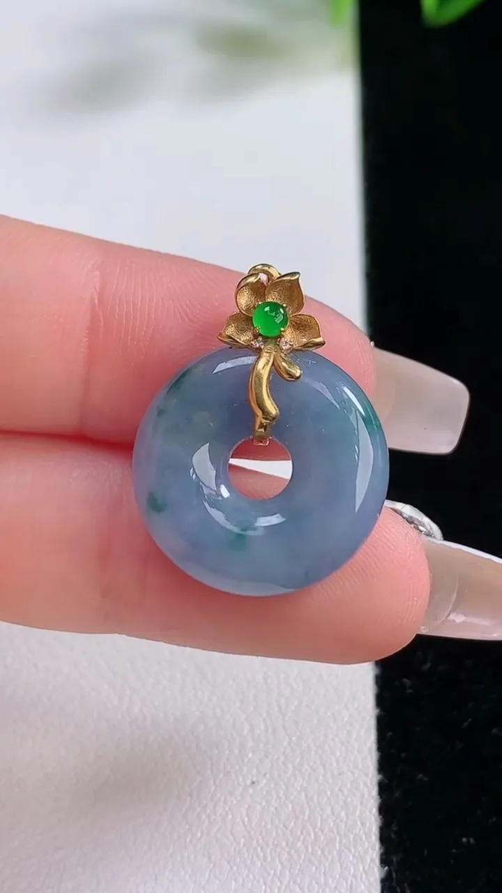 天然A货翡翠18K金紫罗兰飘花平安环吊坠，尺寸18.3-5.2，重量:3.98g
12月22日