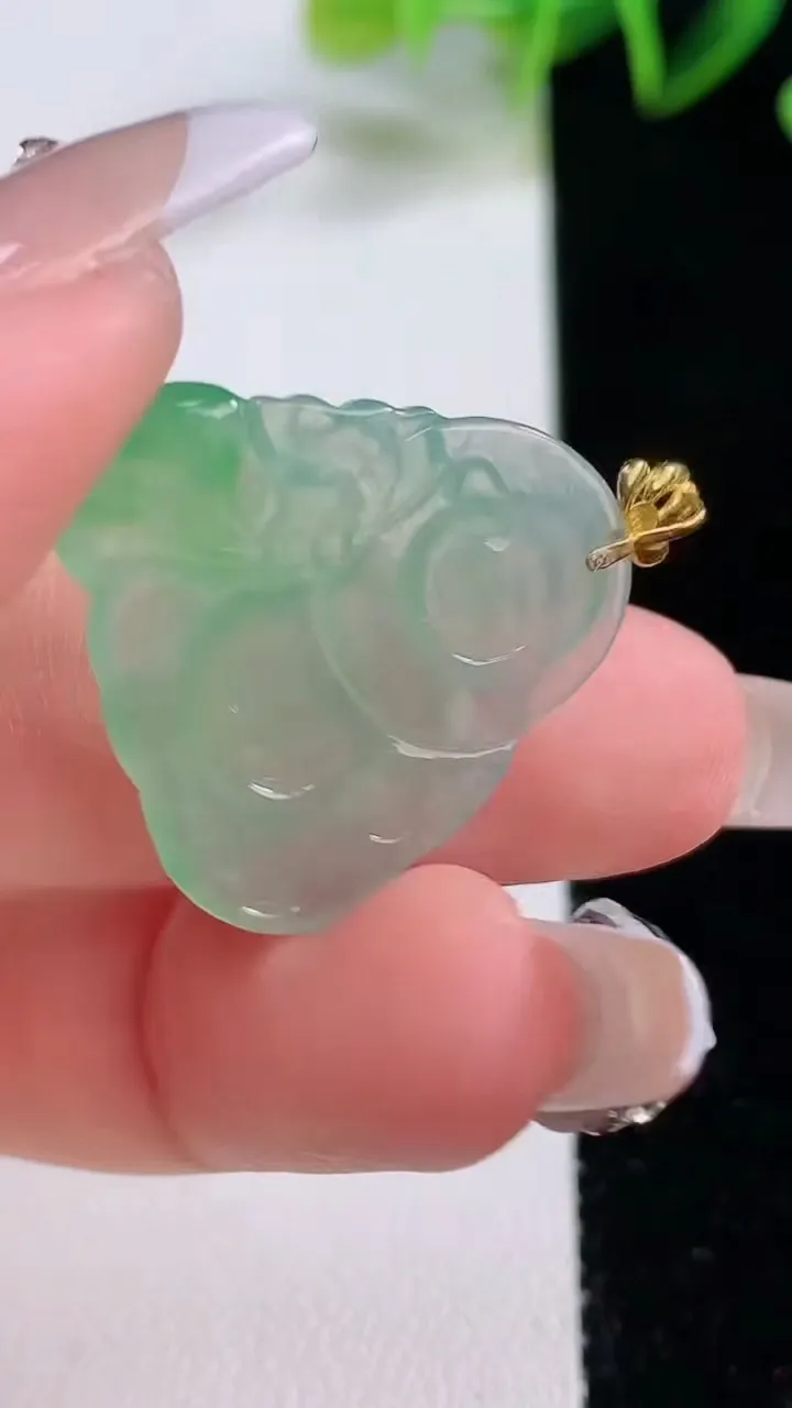 天然A货翡翠布袋佛吊坠，尺寸23.5-25.6-3.3，重量:3.42g
12月22日