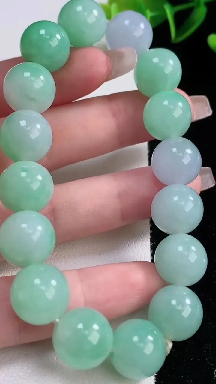 天然A货翡翠圆珠手串，尺寸12.5-16颗，重量:55.90g12月22日
工厂直销收藏佳品,种好水足，色泽均匀，有种有色，上手高大气！