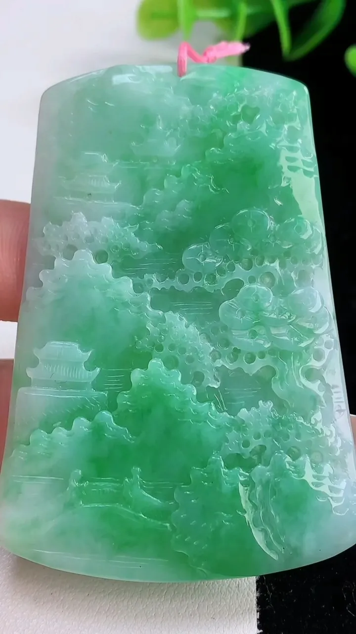 天然A货翡翠山水牌吊坠，尺寸67-47.3-4.3，重量:36.35g
12月22日