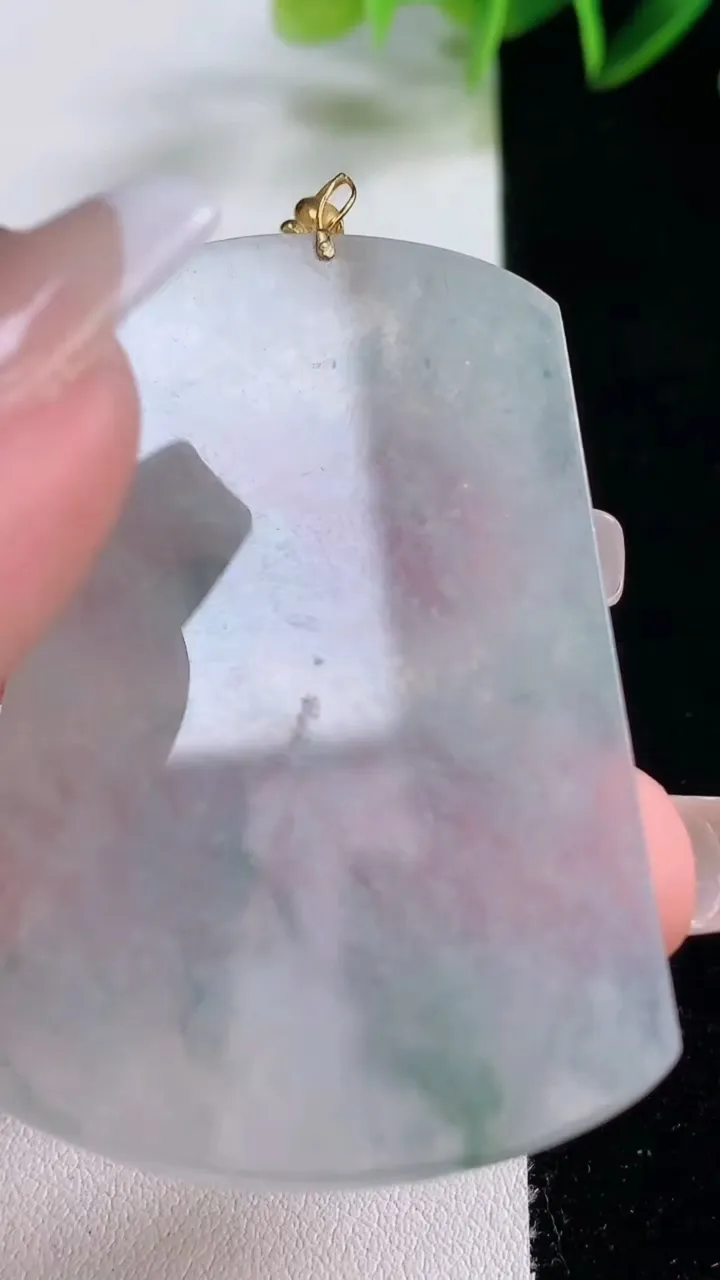 天然A货翡翠种飘花无事牌吊坠，尺寸54.5-35.3-2.9，重量:17.24g
12月22日