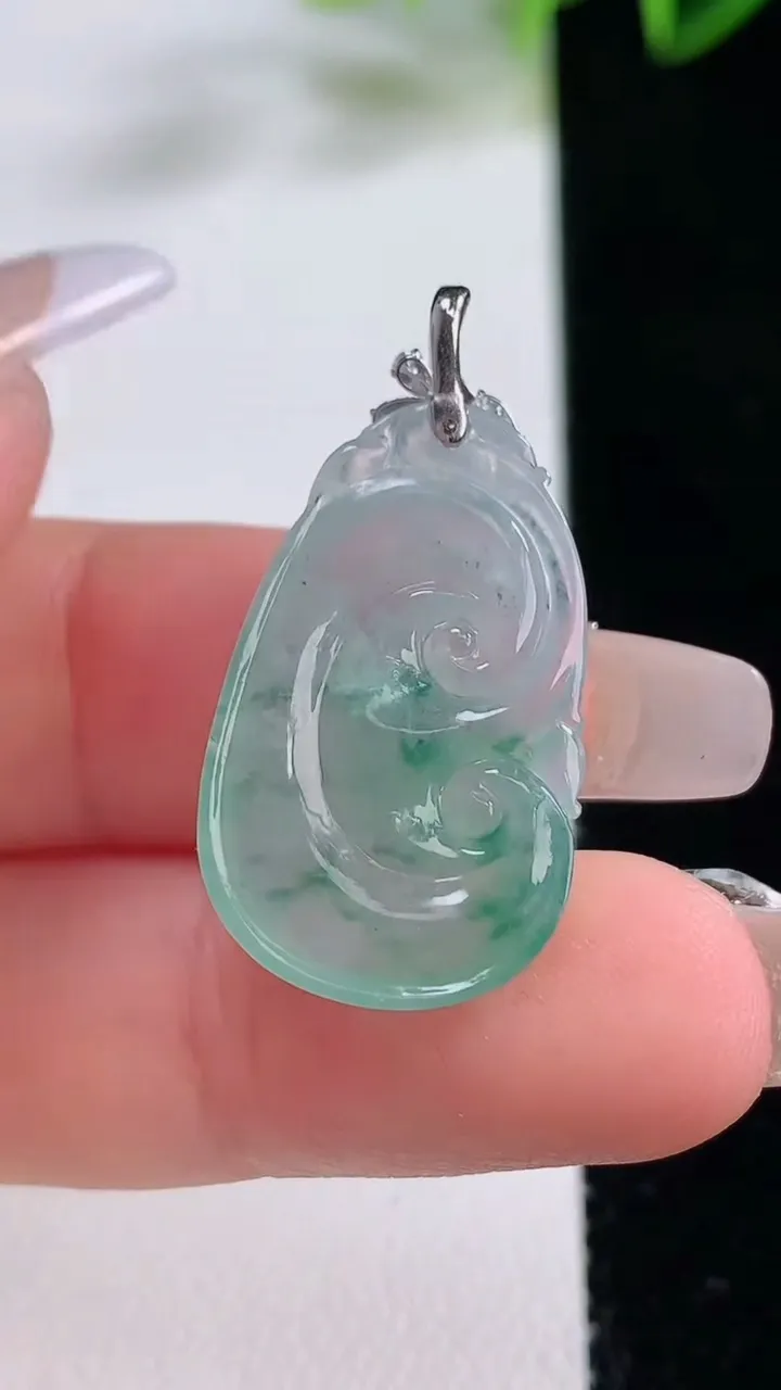 天然A货翡翠种飘花如意吊坠，尺寸25.7-15.8-3.6，重量:2.88g
12月22日