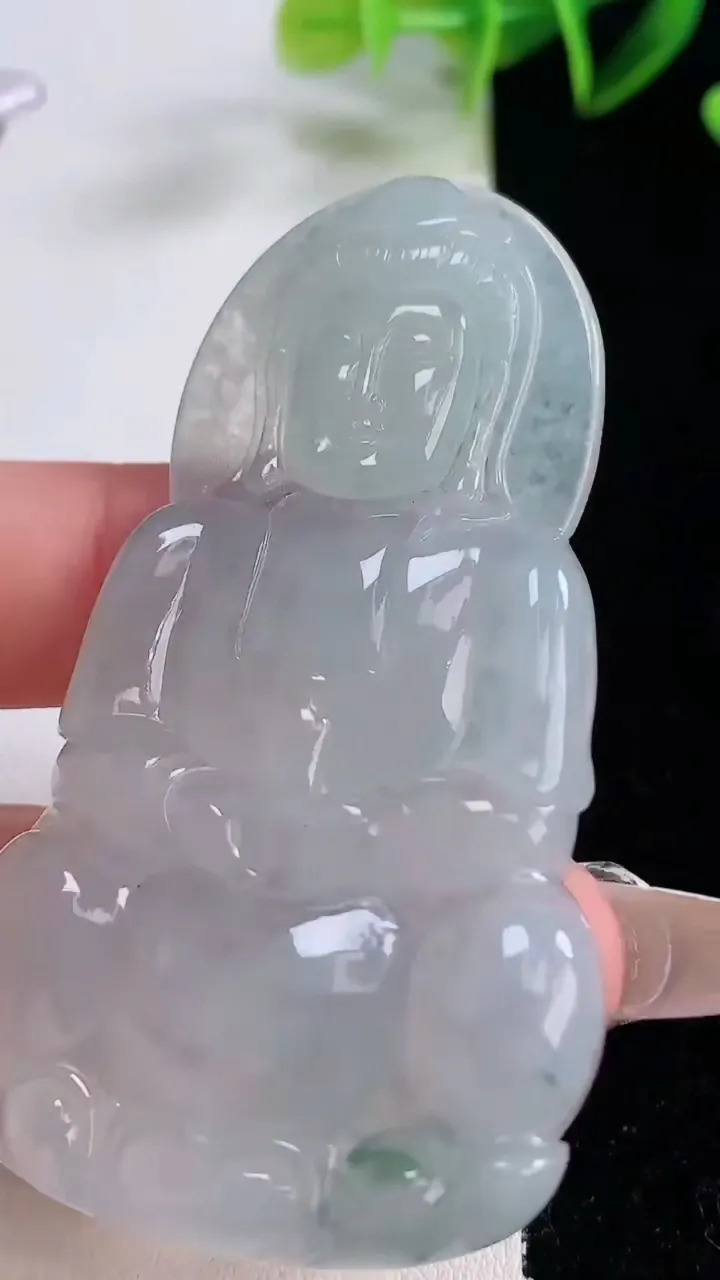 天然A货翡翠冰种飘花观音菩萨吊坠，尺寸66-38.3-5，重量:24.60g
12月22日