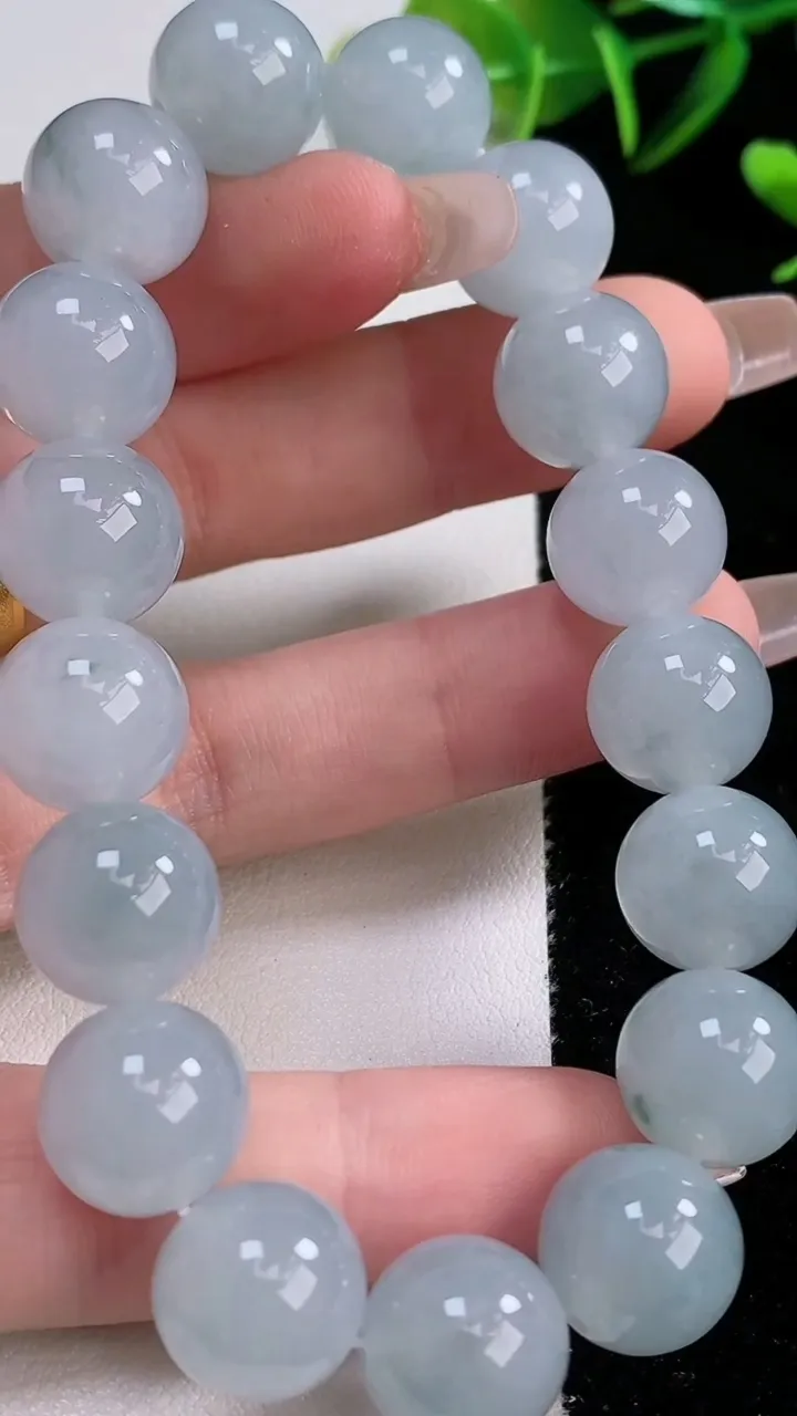 天然A货翡翠种飘花圆珠手串，尺寸12.3，重:55.14g12月22日
工厂直销收藏佳品,种好水足，色泽均匀，有种有色，上手高大气！