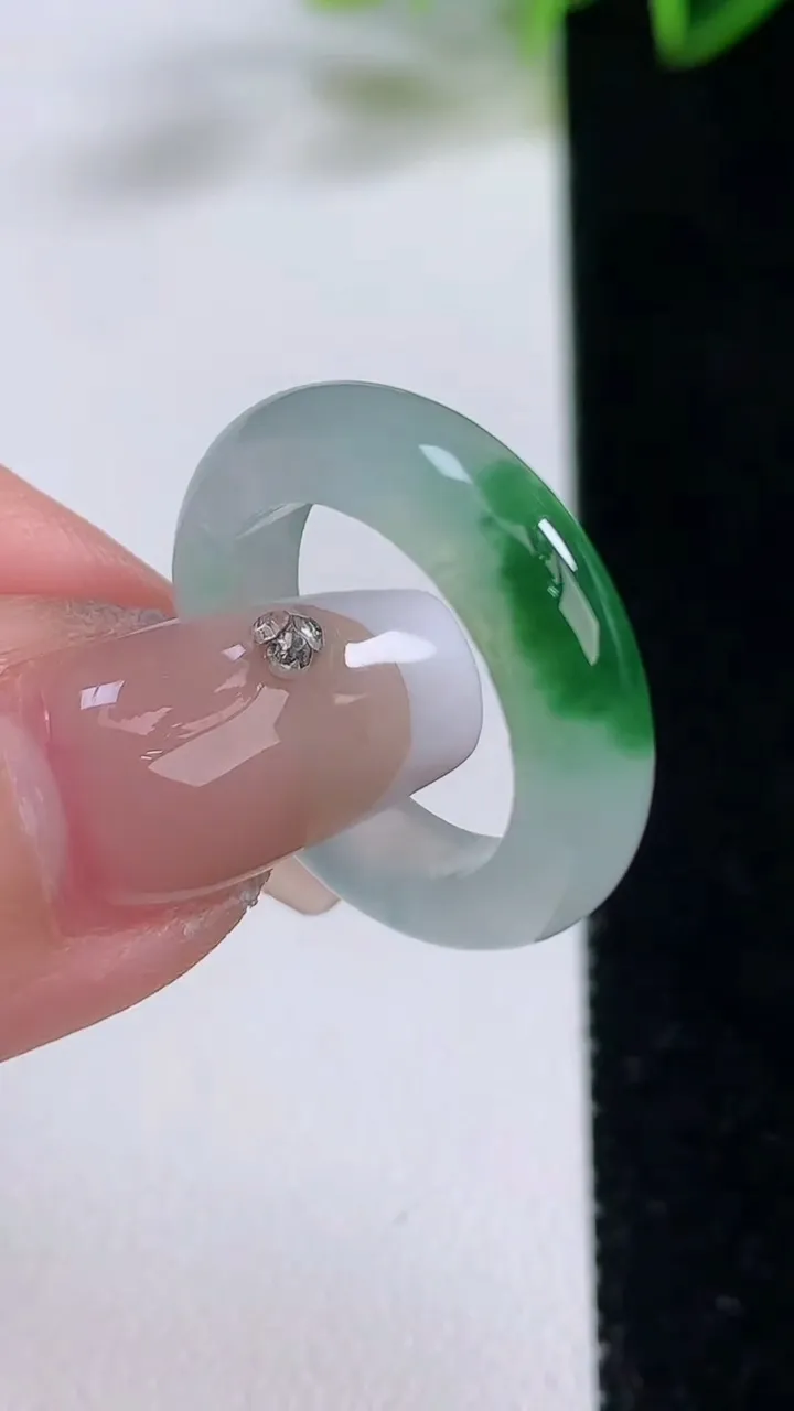 天然A货翡翠指环戒指，尺寸16.4-5.3-3.6，重量:3.89g2025年12月22日
工厂直销