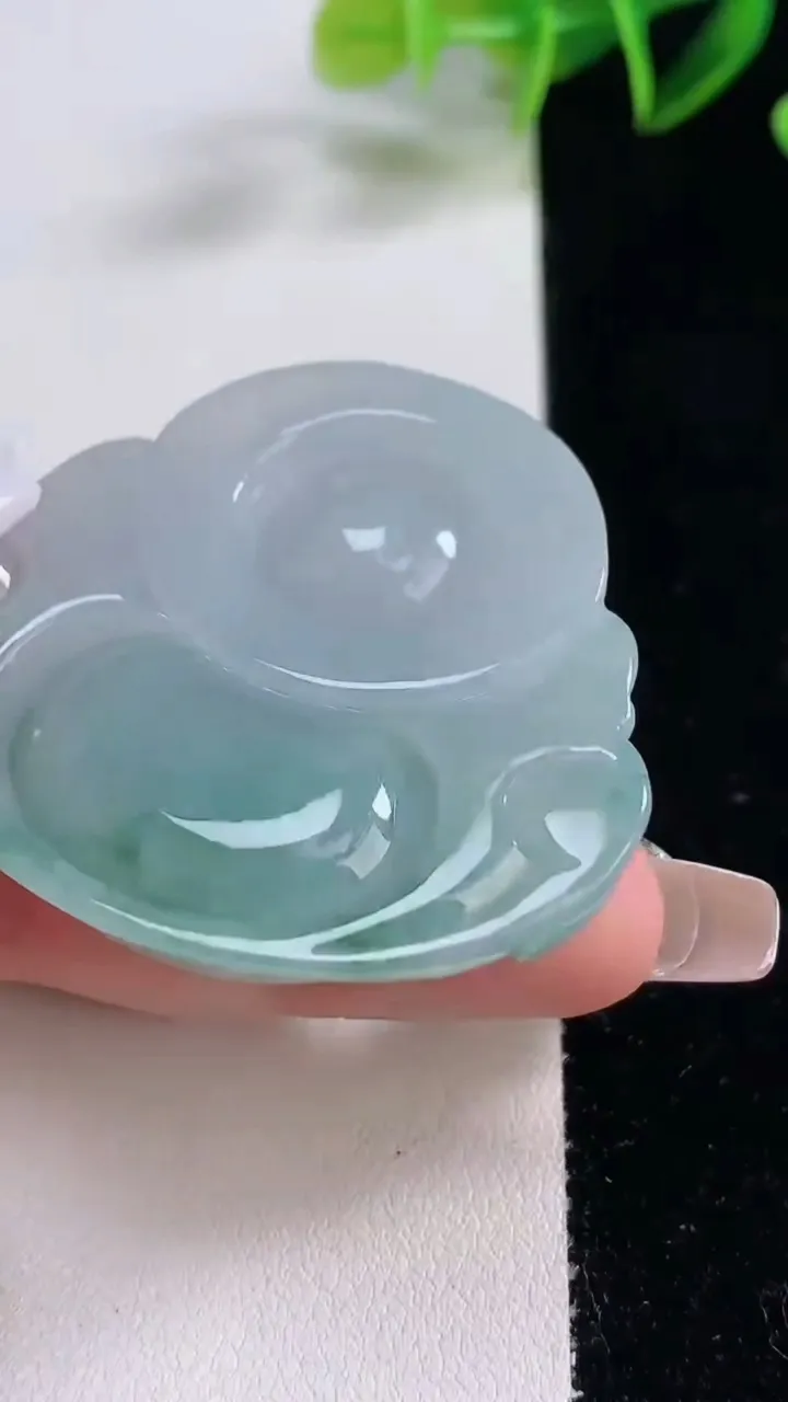 天然A货翡翠冰种飘花佛公吊坠，尺寸43.6-48.7-12.7，重量:40.50g
12月22日